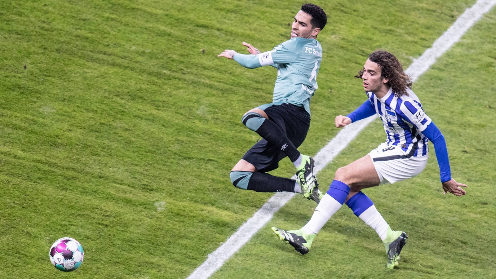 
                <strong>Matteo Guendouzi (Hertha BSC)</strong><br>
                Guendouzis vorzeitiges Ende beim FC Arsenal, wo das Talent seit seinem Wechsel 2018 einen bemerkenswerten Aufstieg in die Stammelf hinlegte, kam abrupt und unschön: In der Partie gegen Brighton würgte Guendouzi Gegenspieler Neal Maupay und soll während des hitzigen Spiels gegenüber seinem Landsmann mit seinem Gehalt geprahlt haben. Coach Mikel Arteta warf den Franzosen daraufhin aus dem Kader und der mittlerweile 21-Jährige wurde im Oktober zur Hertha verliehen. Dort ist der Mittelfeldspieler im Zentrum gesetzt und einer der wenigen positiven Aspekte einer enttäuschenden Saison. Es ist jedoch völlig offen, wie die Zukunft Guendouzis nach dem Ablauf seiner Leihe im Sommer aussieht.
              