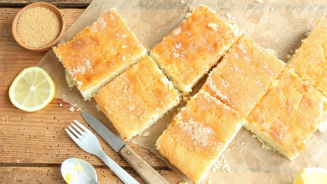 Knusprig und saftig zugleich: Der Rahmkuchen vom Blech hat viele Fans.