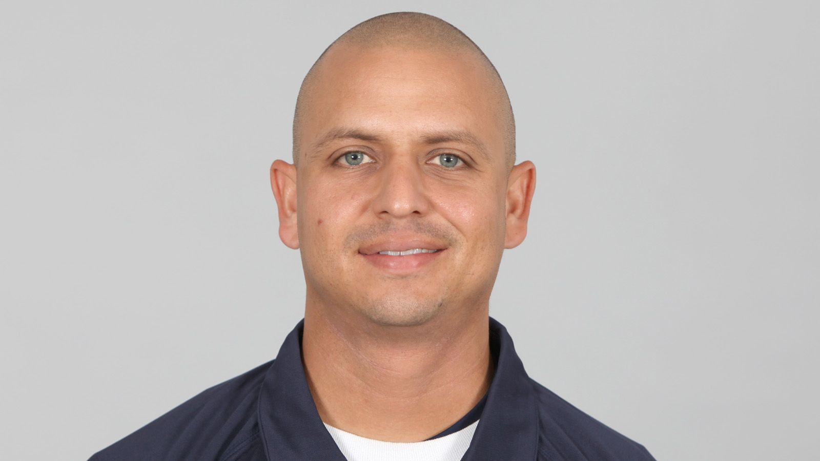 
                <strong>Moses Cabrera - Strength and Conditioning Coach (New England Patriots)</strong><br>
                In seinen Trainingseinheiten gibt es mit Sicherheit wenig zu lachen. Moses Cabrera ist seit drei Jahren der Mann für Kraft und Ausdauer bei den Patriots. Er trimmt die Spieler, damit sie den hohen Belastungen gewachsen und in der Lage sind, Höchstleistungen zu erbringen. Den Job übernahm Cabrera von Harold Nash.
              