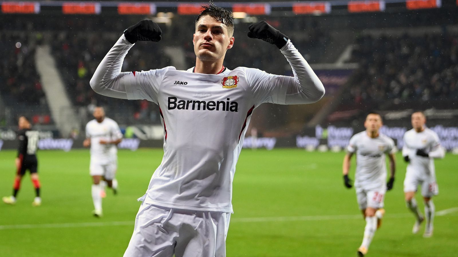 
                <strong>Angriff: Patrik Schick (Bayer Leverkusen)</strong><br>
                Der Tscheche Patrik Schick übernahm seine starke Form während der EM-Endrunde 2021 nahtlos mit in die Bundesliga. Denn im Herbst 2021 war der Stürmer von Bayer Leverkusen kaum zu bremsen. Ob vier Tore in vier aufeinanderfolgenden Spielen oder ein Viererpack in einer Partie - Schick gelang in der Bundesliga-Hinrunde 2021 beides. Beim 7:1-Sieg gegen den hilflosen Aufsteiger Greuther Fürth erzielte Nationalspieler besagten Viererpack, wurde so zum Schreckgespenst für das "Kleeblatt".
              