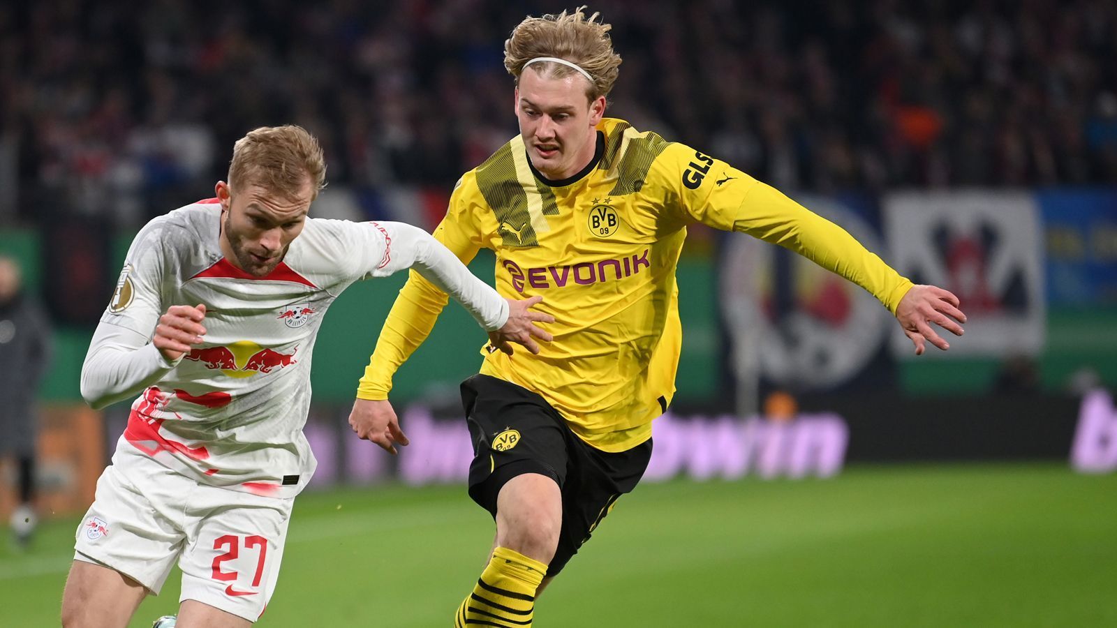 
                <strong>Julian Brandt</strong><br>
                Nach den starken letzten Monaten in Leipzig komplett unsichtbar. Auch im Vorfeld des 0:1 nicht energisch genug im Verhindern des Leipziger Angriffs. Gerade einmal elf Ballkontakte in der ersten Hälfte, darunter zahlreiche Fehlpässe und keinerlei Dribblings. Zu Beginn der zweiten Hälfte zwar etwas aktiver, aber weiter ohne Durchschlagskraft. Nach etwas mehr als einer Stunde wird er durch seine Auswechslung von Terzic erlöst. ran-Note: 5
              