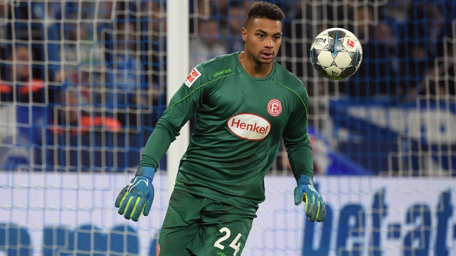 
                <strong>Zack Steffen (Fortuna Düsseldorf)</strong><br>
                Düsseldorfs derzeitige Nummer 1, Zack Steffen, ist zwar mit 24 Jahren kein wirkliches Talent mehr, dafür ist der US-Amerikaner aber auch schon zum zweiten Mal in Deutschland aktiv. Als 19-Jähriger spielte der heutige Nationalspieler zwischen 2015 und 2016 für den SC Freiburg, konnte sich bei den Breisgauern aber nicht entscheidend durchsetzen. Über die Heimkehr in die USA und dem Engagement bei Columbus Crew schaffte Steffen zuletzt den Sprung zum englischen Meister Manchester City und ist derzeit an die Fortuna ausgeliehen, wo er auf Anhieb die Rolle des Stammtorhüters übernahm. 
              