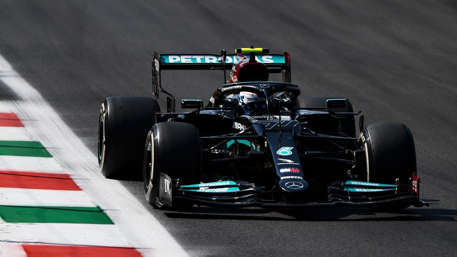 
                <strong>Gewinner: Valtteri Bottas</strong><br>
                Bei ihm ist durch die Bekanntgabe des Wechsels zu Alfa Romeo offenbar ein Knoten geplatzt, er fährt fehlerfrei und konstant schnell. Nach seiner Strafversetzung raste er von ganz hinten als Dritter auf das Podium – eine starke Performance. "Ich habe dem Team gesagt, dass ich auf das Podium fahre. Wir haben das Maximale herausgeholt, für mich war es ein gutes Rennen", sagte Bottas.
              