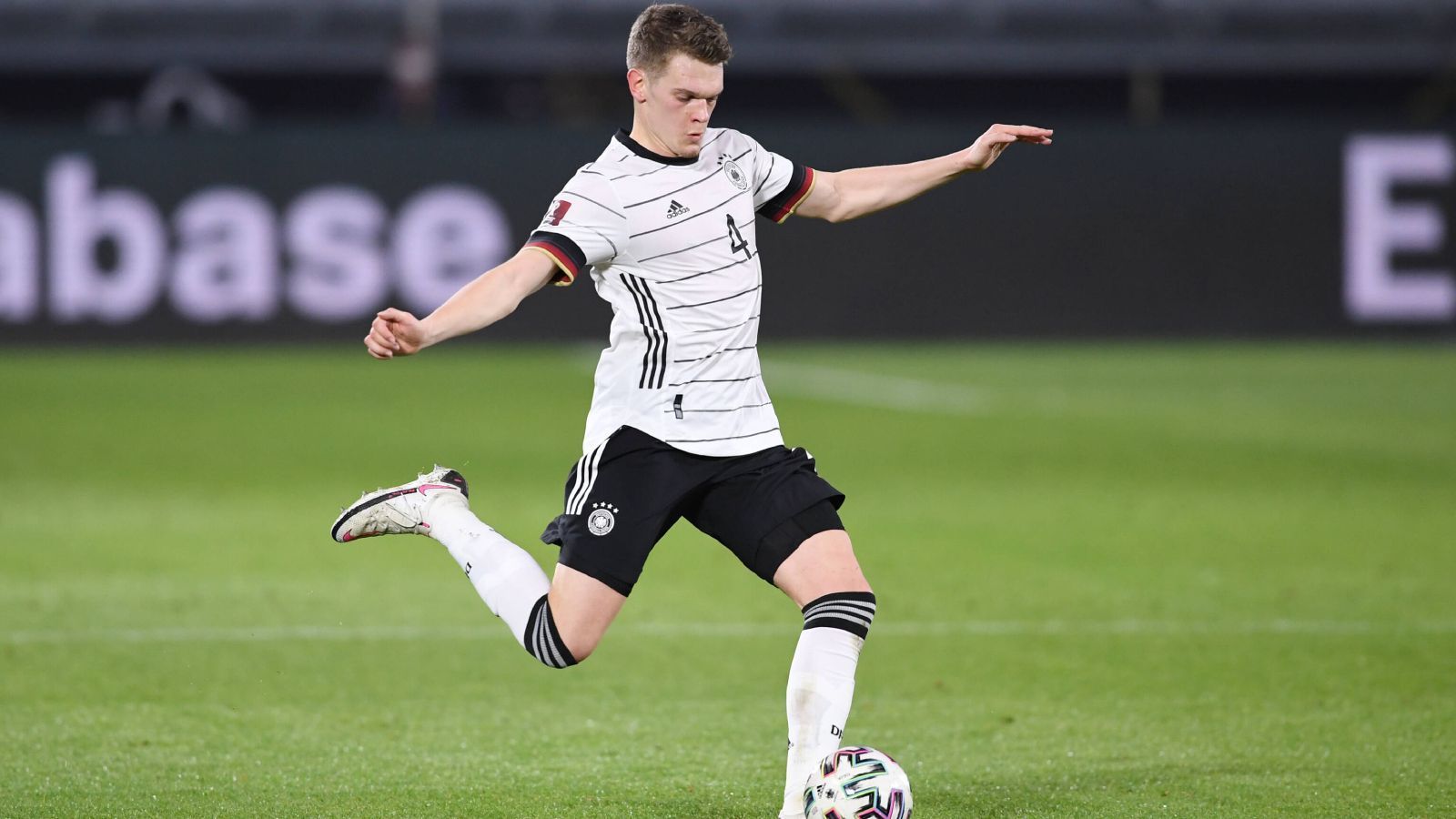 
                <strong>Abwehr: Matthias Ginter (Borussia Mönchengladbach)</strong><br>
                Matthias Ginter ist so eine Art Lieblingsspieler von Joachim Löw, seit Juni 2017 wurde Ginter immer berufen. Nicht nur die Anrufe von Löw auf Ginters Handy sind konstant, auch seine Leistungen sind es. Für Gladbach war er in der überragenden Phase von Sommer 2019 bis Jahresbeginn 2021 eine entscheidende Stütze und konnte schon einiges an Erfahrung sammeln, die der Mannschaft bei der EM helfen wird.
              