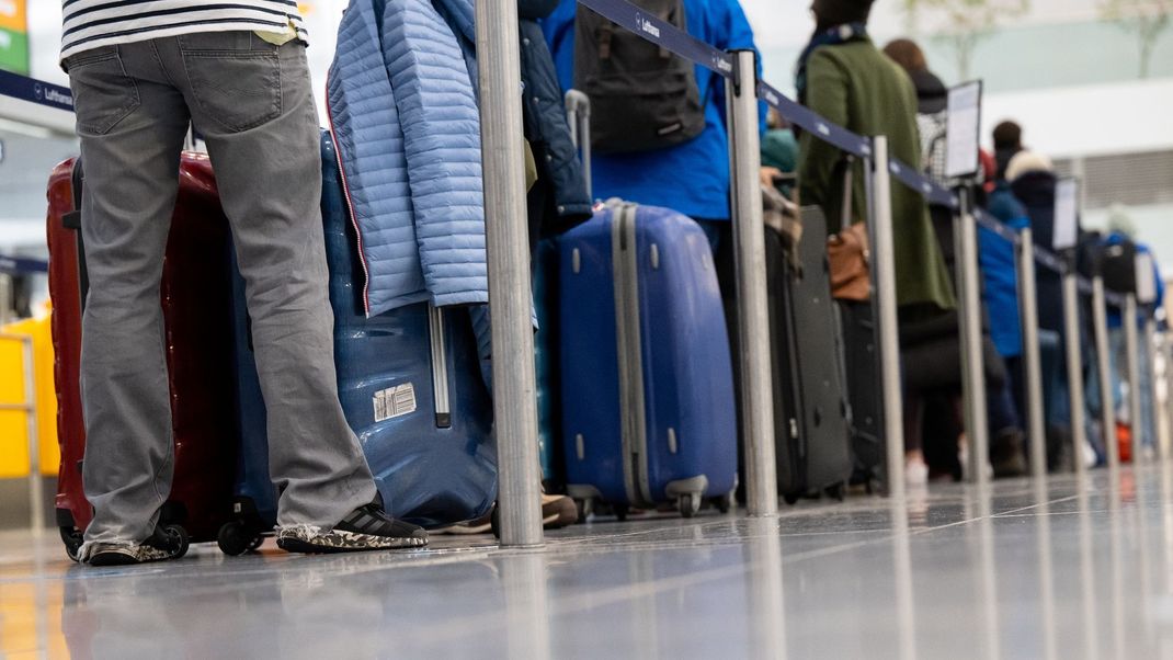 Das Handgepäck kann bei manchen Fluglinien Zusatzkosten verursachen.