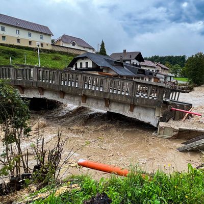 Eine eingestürzte Brücke in der Nähe der slowenischen Stadt Kamnik.