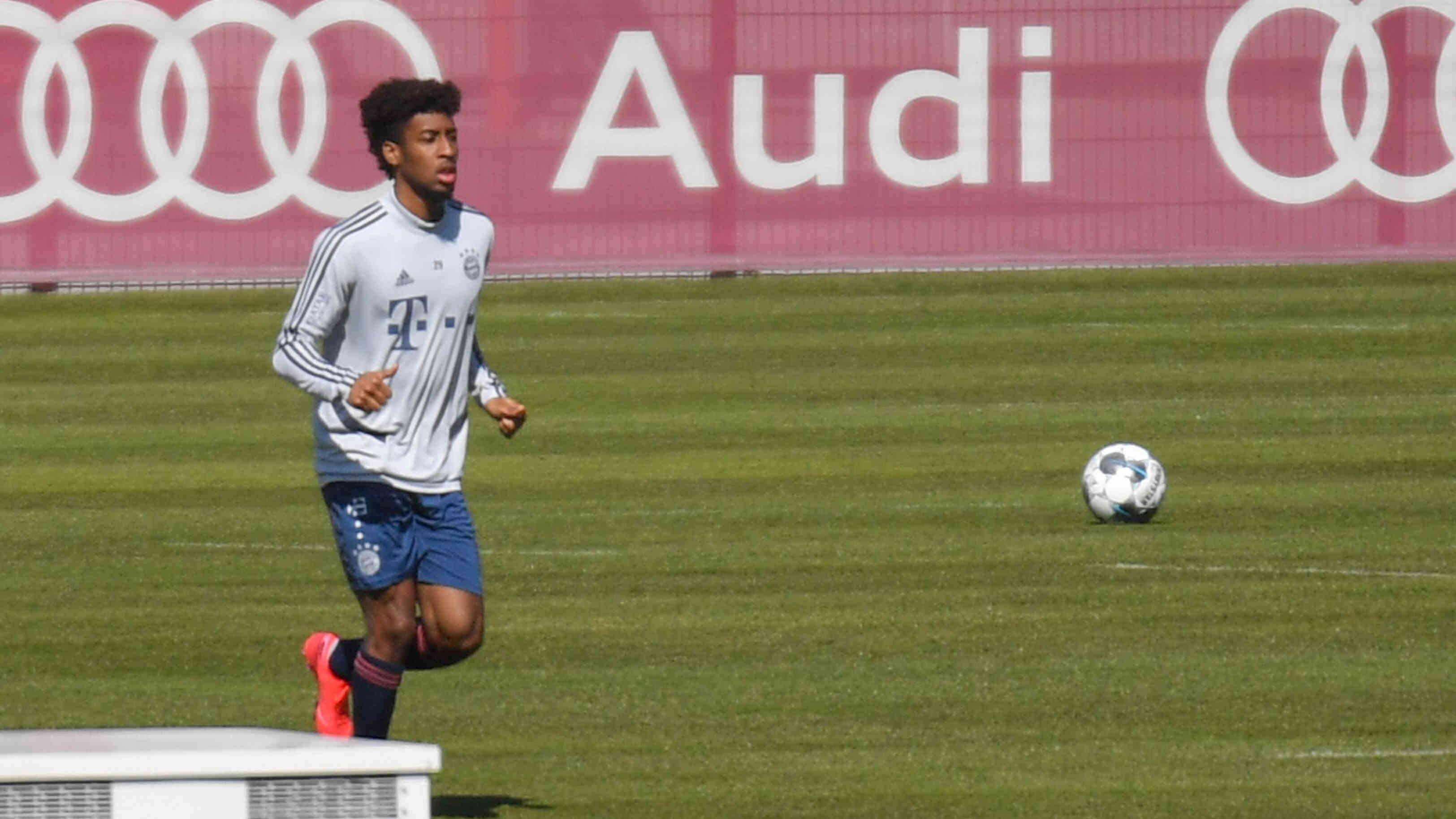 
                <strong>Kingsley Coman ( FC Bayern) </strong><br>
                Immer wieder wird Coman von Verletzungen ausgebremst und kann seine Entwicklung als Flügelspieler nicht fortsetzen. Doch nun berichtet die spanische Zeitung "Sport", dass er beim FC Barcelona auf dem Wunschzettel steht - allerdings wohl nur als Plan B, falls ein Transfer von Neymar oder Lautaro Martinez nicht realisierbar ist. 
              