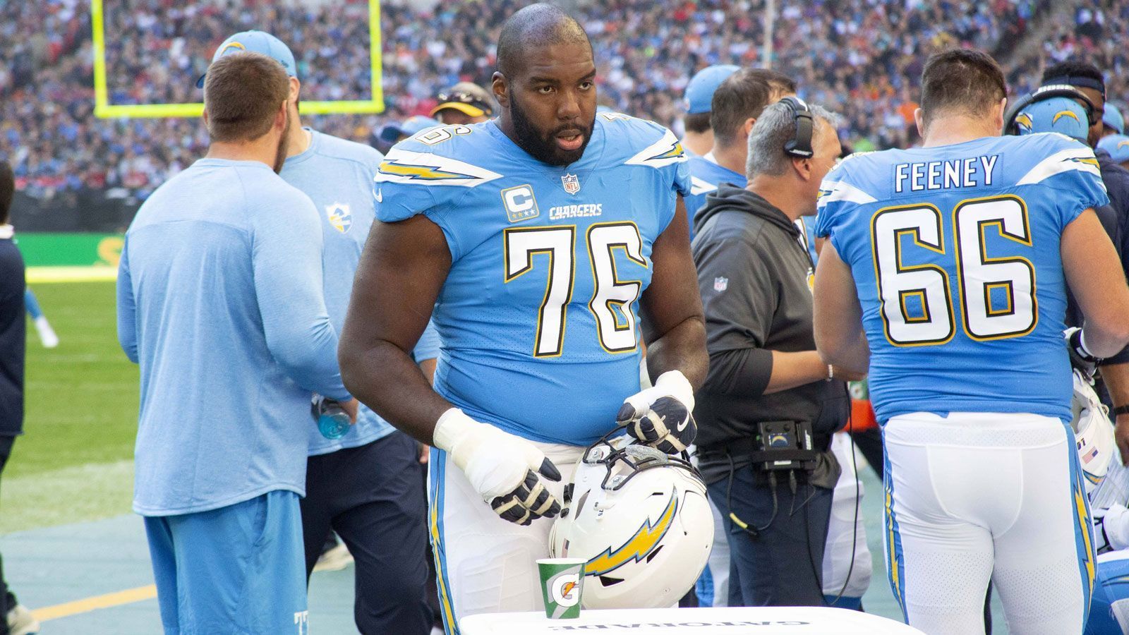 
                <strong>Russell Okung (Carolina Panthers)</strong><br>
                Erst im März wurde Russell Okung von den Los Angeles Chargers zu den Carolina Panthers getradet - im Tausch mit Trai Turner. Ob er wirklich lange für die Franchise aus Charlotte spielen wird, ist aber ungewiss. Denn der Kontrakt des sechsten Pick des Draft 2010 endet nach dieser Saison. 2017 hatte der Left Tackle den Vierjahresvertrag mit einem Volumen vom 53 Millionen US-Dollar unterschrieben. Doch im vergangenen Jahr wurde das Geld für den zweimaligen Pro Bowler absolut zweitrangig - denn es ging um sein Leben: Wegen einer Lungenembolie, hervorgerufen durch Blutgerinnsel, musste er monatelang pausieren, kam nur sechsmal zum Einsatz. Seine Entlassung war bereits erwartet worden, doch nun kann sich Okung bei den Panthers noch einmal beweisen.
              