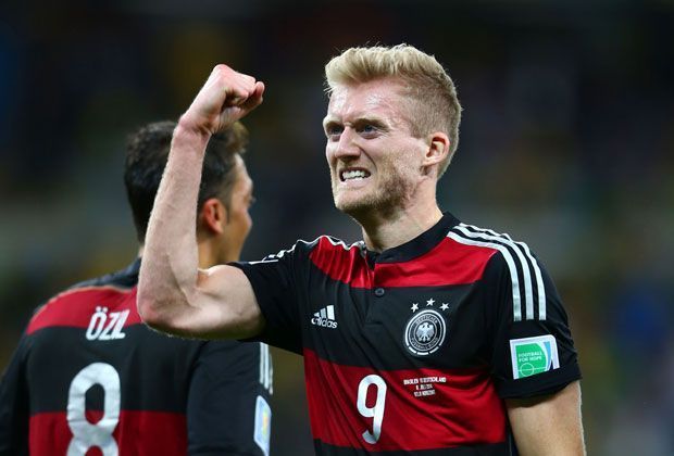 
                <strong>Andre Schürrle (3 Tore, Deutschland, FC Chelsea)</strong><br>
                Obwohl er in der deutschen Mannschaft bislang lediglich die Jokerrolle ausfüllt, hat Andre Schürrle bei dieser Weltmeisterschaft bereits drei Tore erzielt. In der Zitterpartie gegen Algerien ist er mit einem Hackentor der Matchwinner, gegen Brasilien macht er das 6:0 und 7:0.
              