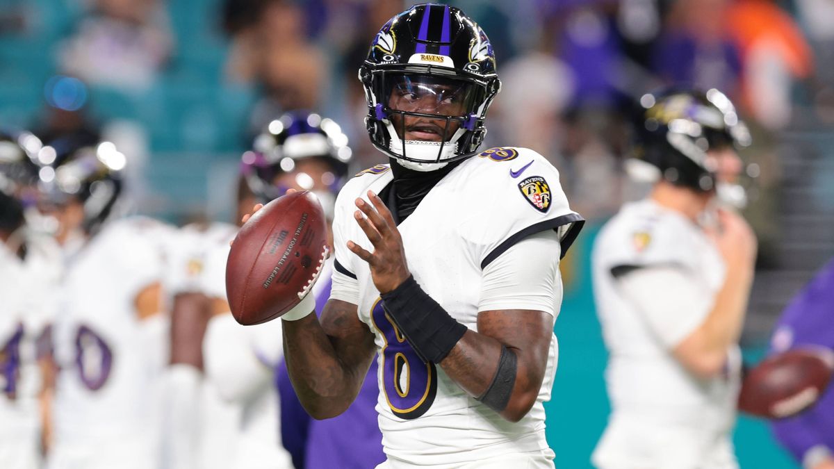 NFL, American Football Herren, USA Baltimore Ravens at Miami Dolphins Oct 30, 2025; Miami Gardens, Florida, USA; Baltimore Ravens quarterback Lamar Jackson (8) warms up before a game against the Mi...