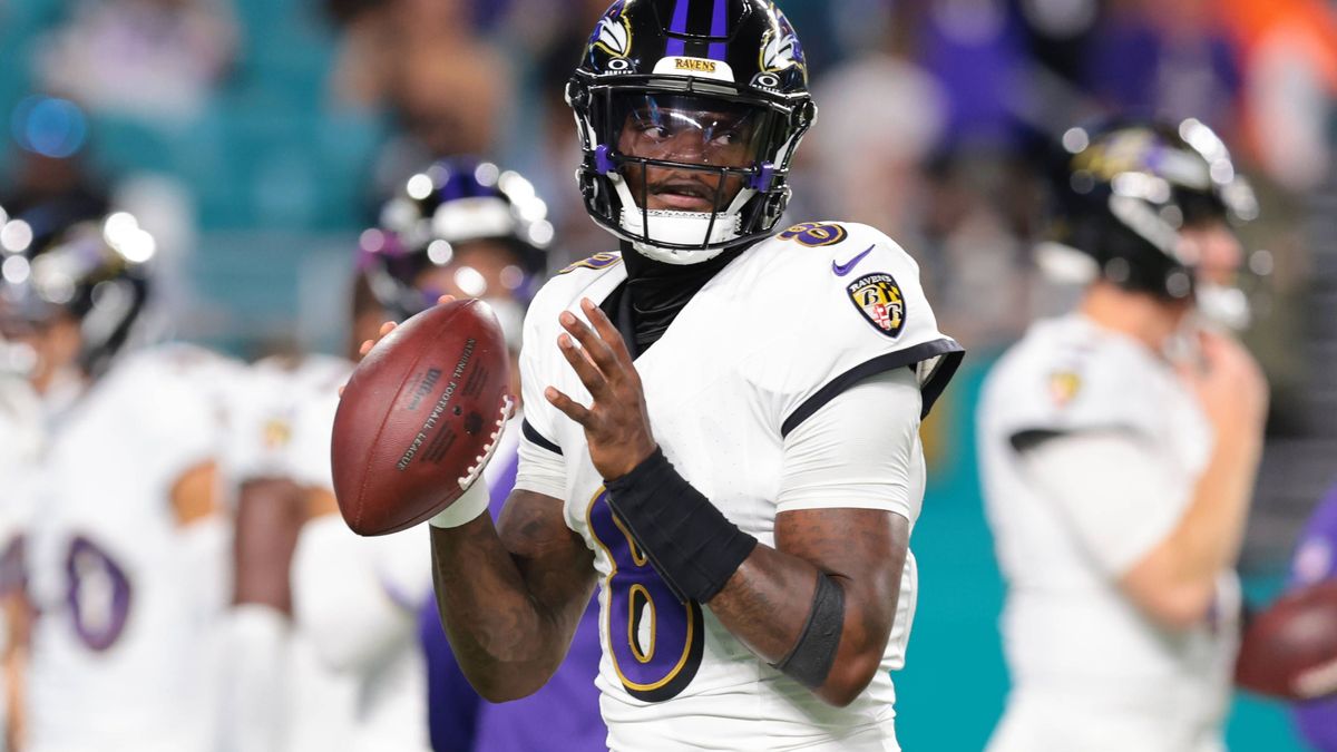 NFL, American Football Herren, USA Baltimore Ravens at Miami Dolphins Oct 30, 2025; Miami Gardens, Florida, USA; Baltimore Ravens quarterback Lamar Jackson (8) warms up before a game against the Mi...