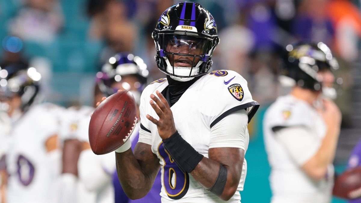 NFL, American Football Herren, USA Baltimore Ravens at Miami Dolphins Oct 30, 2025; Miami Gardens, Florida, USA; Baltimore Ravens quarterback Lamar Jackson (8) warms up before a game against the Mi...