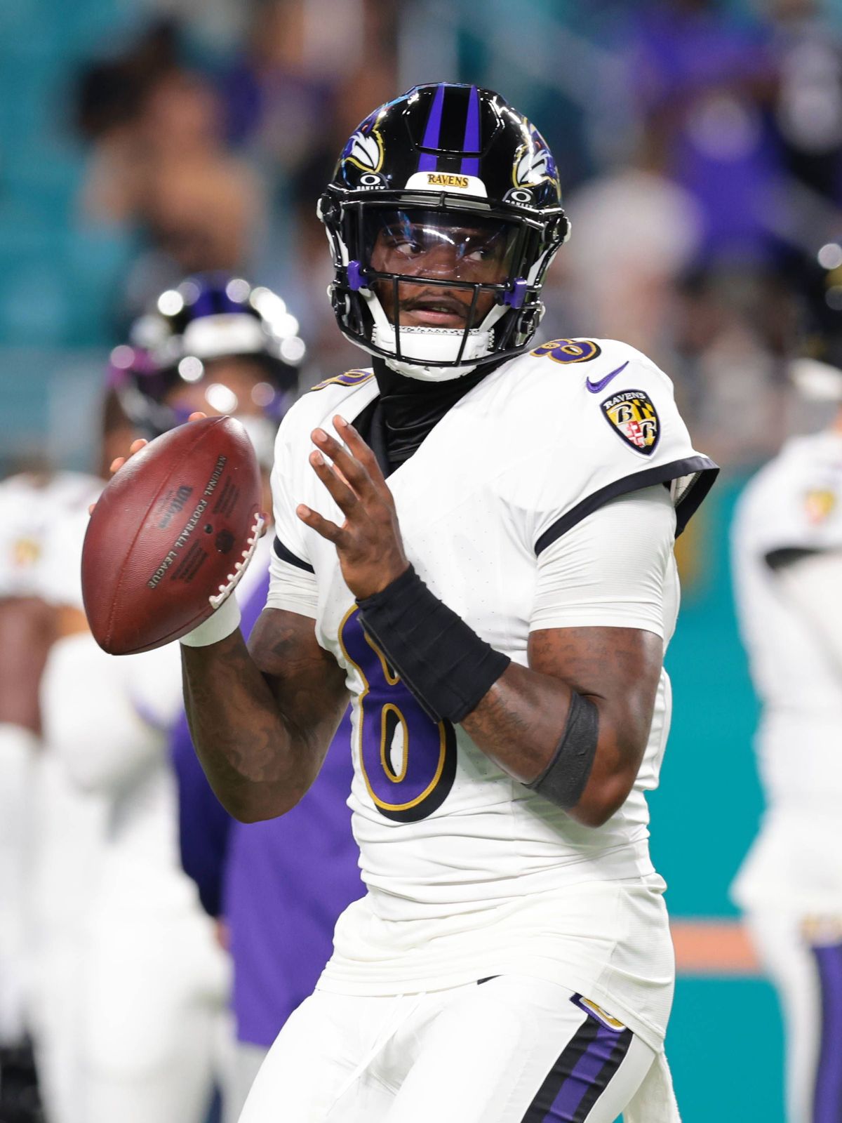 NFL, American Football Herren, USA Baltimore Ravens at Miami Dolphins Oct 30, 2025; Miami Gardens, Florida, USA; Baltimore Ravens quarterback Lamar Jackson (8) warms up before a game against the Mi...
