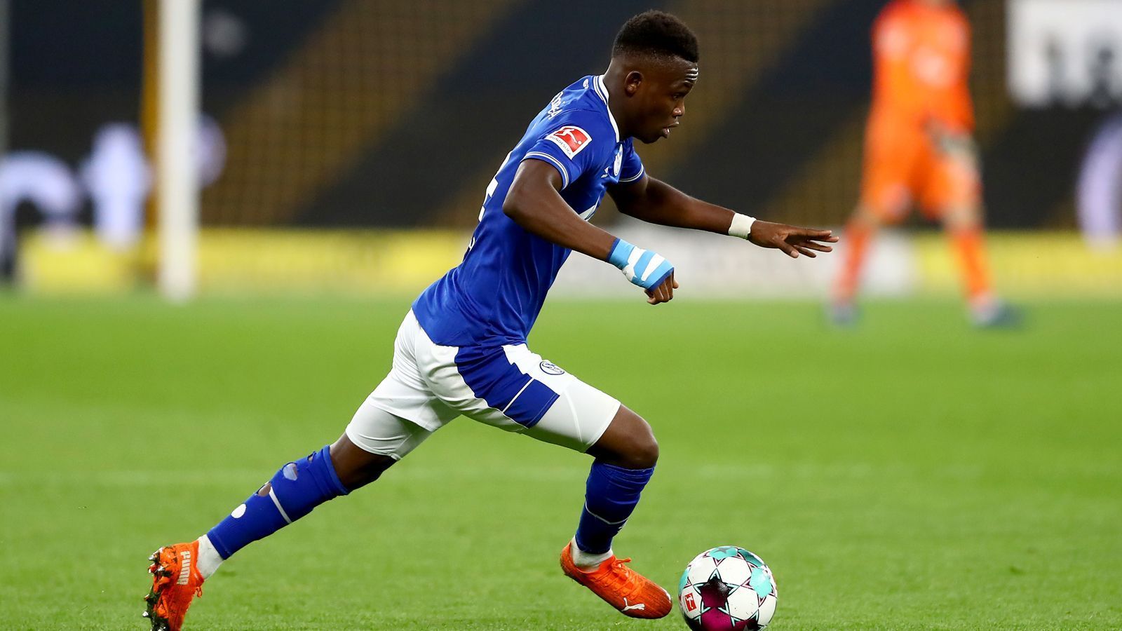 
                <strong>Rabbi Matondo (Stoke City)</strong><br>
                Der FC Schalke 04 wird für die restliche Saison auf die Dienste von Rabbi Matondo verzichten. Der Flügelspieler wechselt auf Leihbasis zu Stoke City. In der Hinrunde absolvierte der 20-Jährige nur drei Spiele. Laut "Bild" besitzt der englische Zweitligist eine Kaufoption in Höhe von sechs Millionen Euro. Matondo kam im Winter 2019 für neun Millionen Euro von Manchester City zu S04.
              