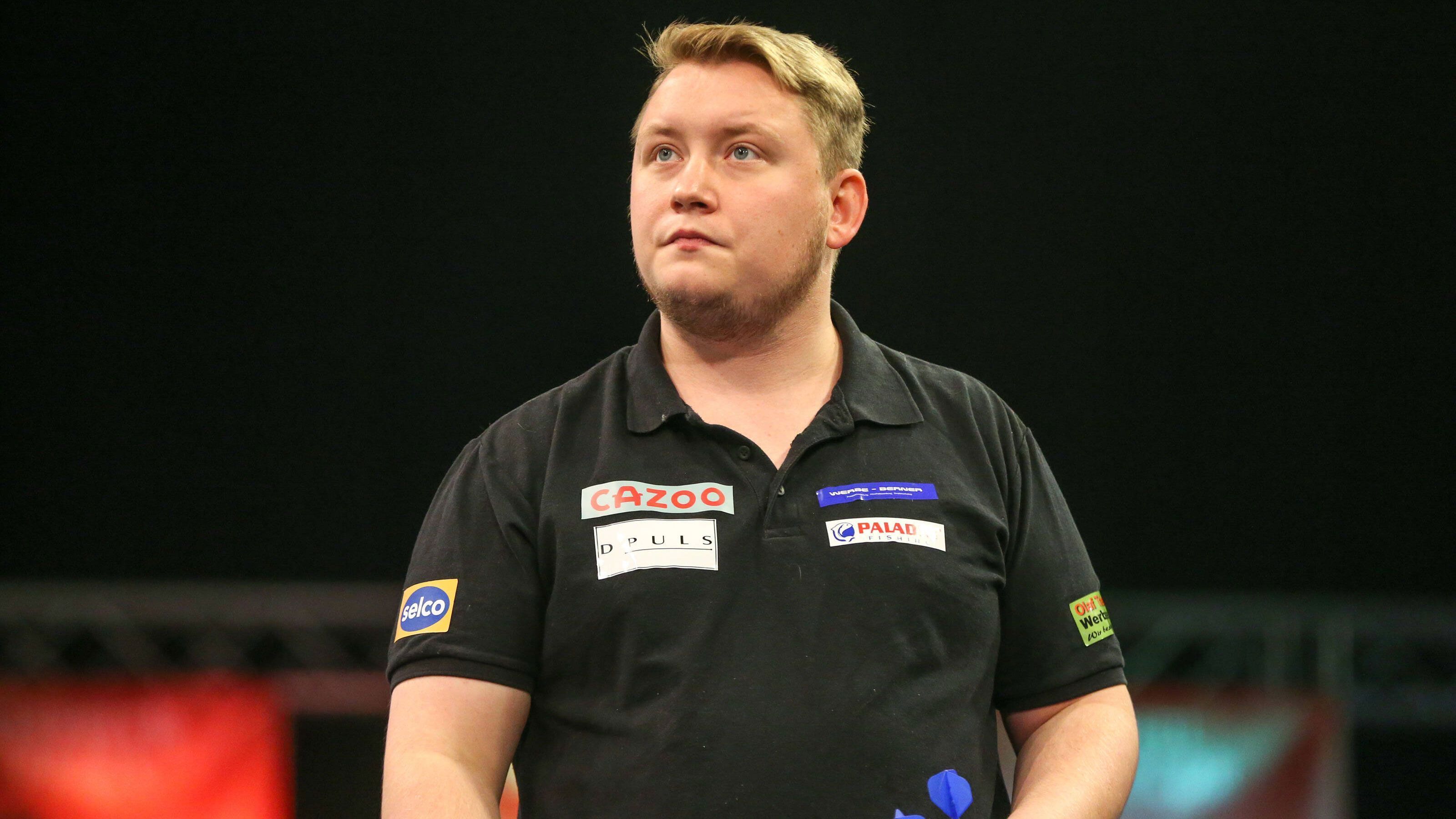 
                <strong>Martin Schindler</strong><br>
                Martin Schindler hat sein bisher bestes Jahr bei der PDC hinter sich. Vor allem auf der Pro Tour konnte "The Wall" zuletzt immer wieder hervorragende Ergebnisse einfahren. Bei den vergangenen beiden Turnieren scheiterte Schindler jeweils erst in der Runde der letzten Acht - beide Male an Peter Wright. Auf der WM-Generalprobe, den Players Championship Finals, lief "Schindi" in einen bärenstarken Gerwyn Price und wurde vom Weltranglistenersten mit 6:1 vom Board gefegt. In London wird der 25-Jährige mit Florian Hempel keine leichte Aufgabe vor der Brust haben. 
              