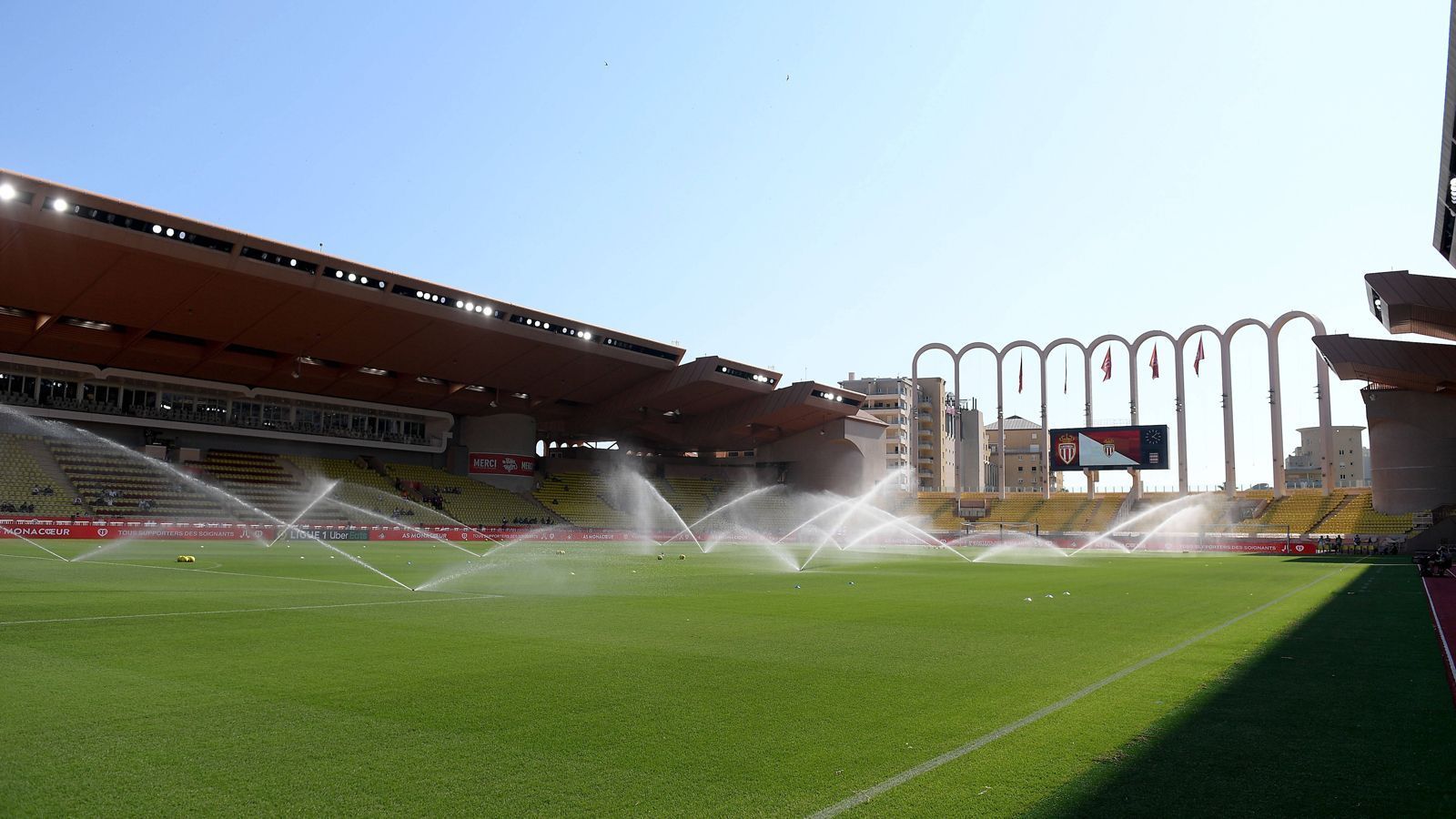 
                <strong>Stade Louis-II (Monaco)</strong><br>
                Ein kleines Schmuckkästchen namens Stade Louis-II darf der französische Erstligist AS Monaco als Heimstätte in der Ligue 1 nutzen. Zwar gibt es im 1985 eröffneten Stade Louis-II nur rund 18.500 Plätze (ausschließlich Sitzplätze), doch trotz dieser eher überschaubaren Kapazität ist die Arena ohnehin nur ganz selten ausverkauft. Neben den Fußballspielen der AS Monaco wird das Stadion vor allem für das IAAF-Diamond-League-Meeting genutzt. Im Stadion kann man aber auch außerhalb der Fußball- oder Leichtathletik-Events seine Zeit ganz gut verbringen. Im Bauch des Stade Louis-II befinden sich nämlich eine Schwimmhalle sowie mehrere Boutiquen.
              