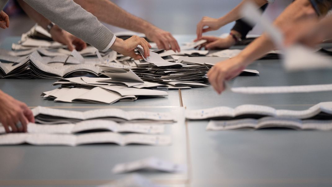 Ohne ehrenamtliche Wahlhelfer:innen wäre die Durchführung der Bundestagswahl nicht möglich.