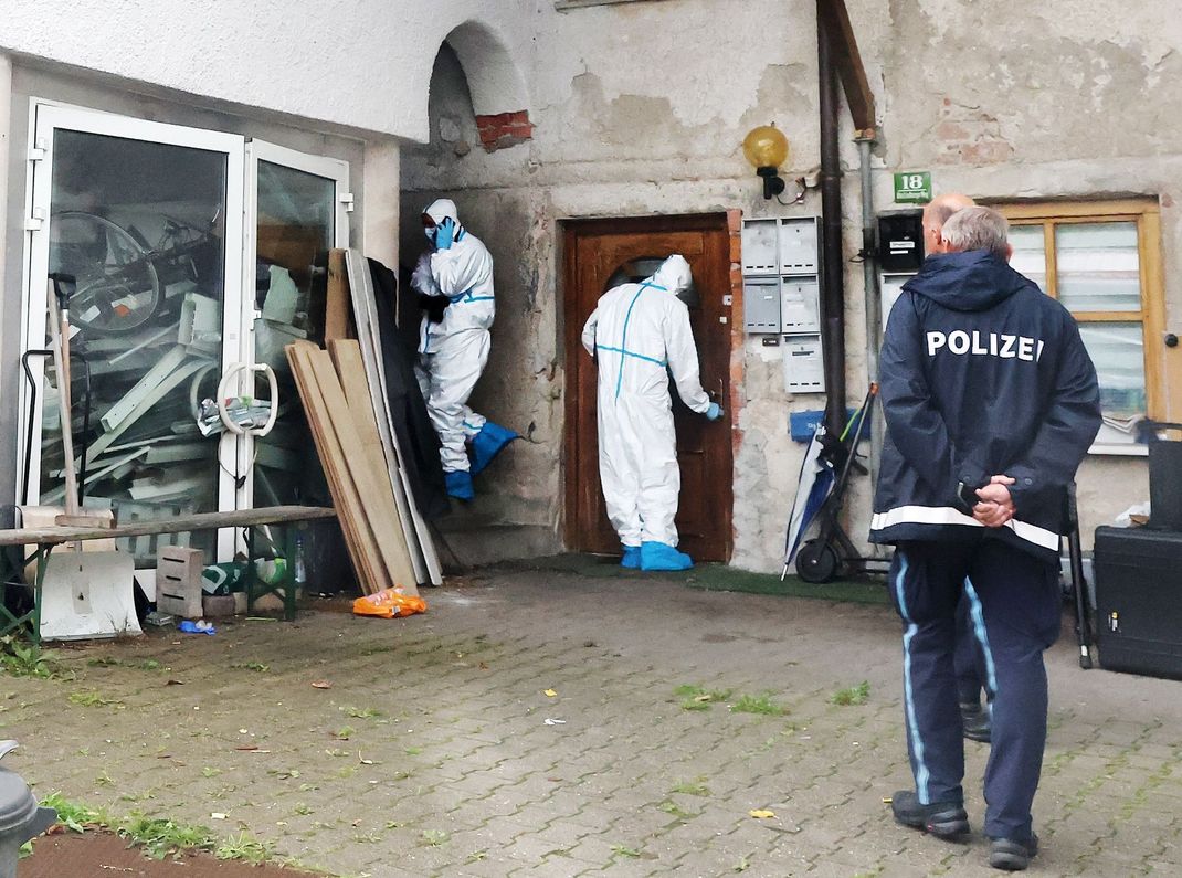 Die Spurensicherung fand abgetrennte Leichenteile in dem Haus.