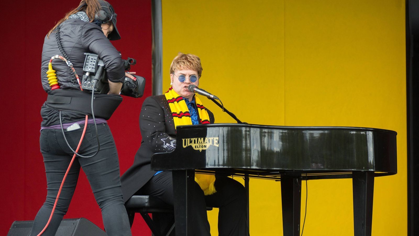 <strong>Sir Elton John (Watford)</strong><br>
                Seit 1976 ist der englische Musiker Sir Elton John nicht nur emotional, sondern auch geschäftlich mit dem FC Watford verbunden. Damals kaufte John, der nur knapp außerhalb Watfords geboren wurde, den Klub und blieb ihm bis heute in vielerlei Funktionen treu. So war er bereits Vorstandsvorsitzender und Präsident der "Hornets", die in der aktuellen Saison in der Championship an den Start gehen. 1987 verkaufte John zwar erst einmal den Klub, kaufte ihn aber zehn Jahre später von&nbsp;Jack Petchey zurück. Immer noch ist der Brite regelmäßiger Gast bei Heimspielen, der Klub hat sogar eine Tribüne nach dem Edel-Fan und Besitzer benannt.&nbsp;
