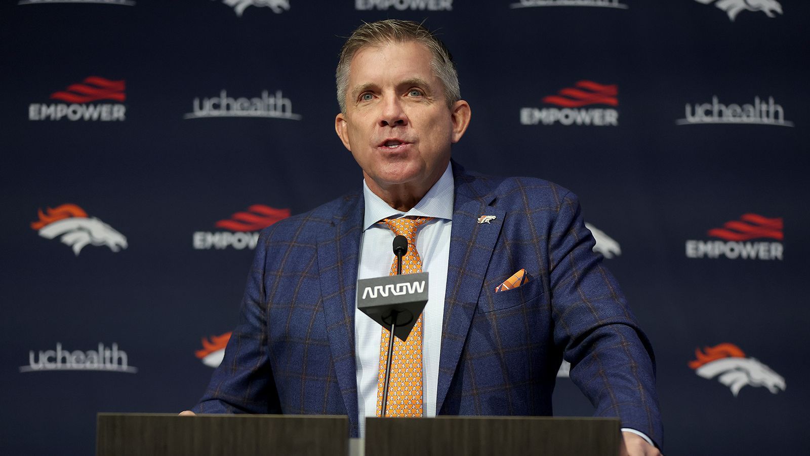 
                <strong>Sean Payton (Denver Broncos)</strong><br>
                Nach einem Jahr Auszeit heuert Sean Payton bei den Denver Broncos an. Der 59-Jährige zählt zu den kreativsten Offensiv-Köpfen der vergangenen Jahrzehnte. Payton arbeitete von 2006 bis 2021 als Head Coach der New Orleans Saints, gewann in der Zeit einen Super Bowl und dirigierte mit Quarterback Drew Brees über Jahre hinweg eine der konstant guten Offensiven der Liga. In der Saison 2012/13 wurde Payton wegen des "Bounty-Skandals" für eine Saison gesperrt. Beim "Bounty-Skandal" wurde Spieler illegal Geld dafür bezahlt, dass sie gegnerische Spieler verletzen. Die Aktion wurde von Defensive Coordinator Gregg Williams initiiert, Payton war allerdings ebenfalls involviert und wusste darüber Bescheid.
              