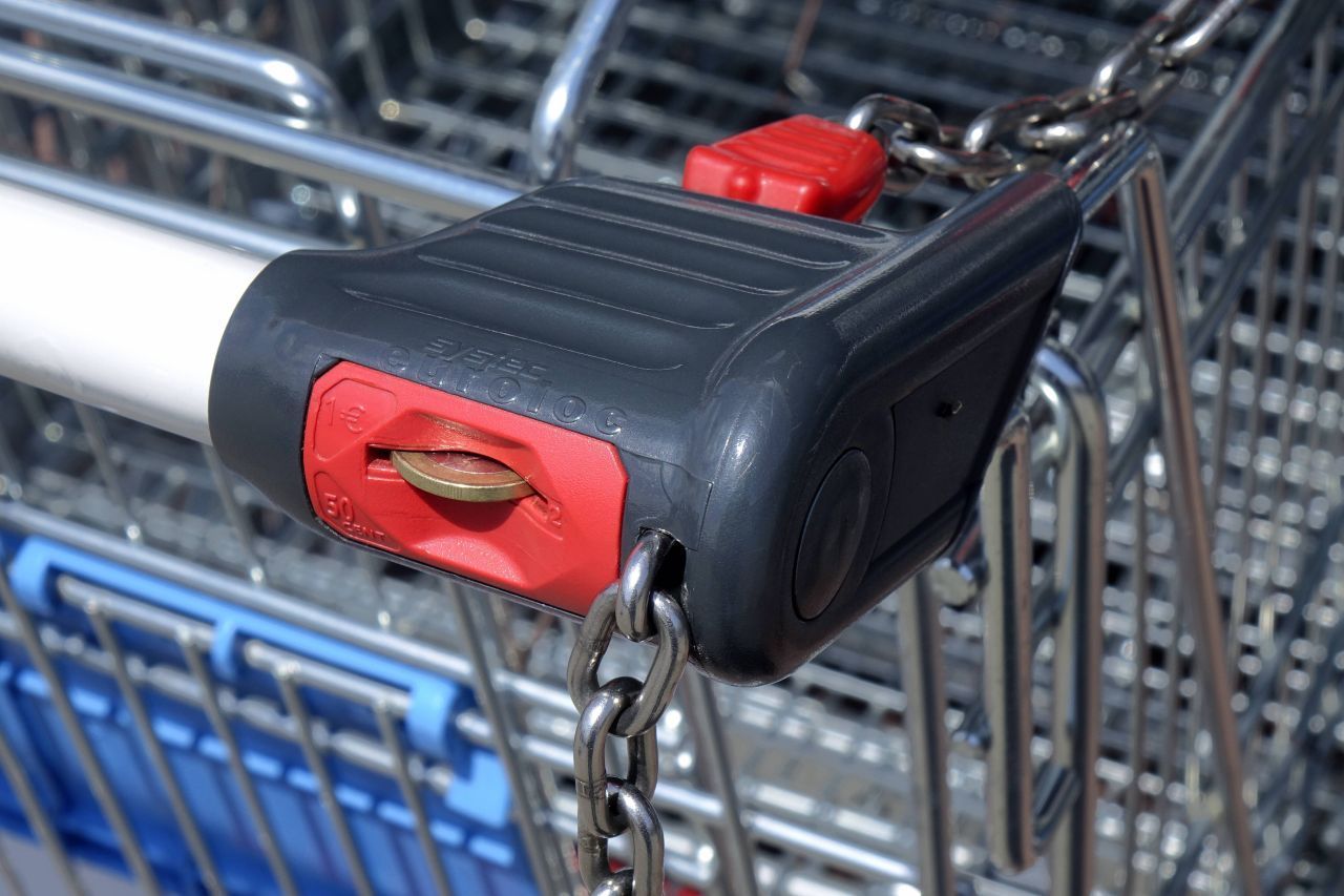 Wer im Supermarkt einen Einkaufswagen benutzen möchte, muss ihn "auslösen". Fragt sich nur: In was steckt man die Münze oder den Chip? Es ist das Pfandschloss. 