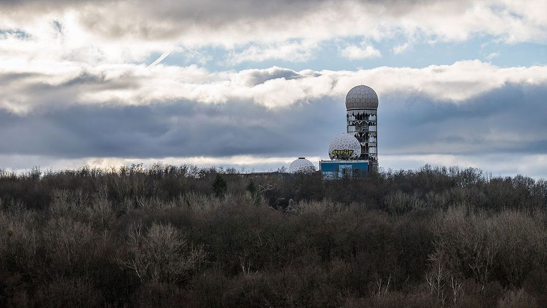 Ein ehemaliger Stützpunkt der US-Amerikaner im Zweiten Weltkrieg: Nach dem Scheitern geplanter Hotelprojekte auf dem Gelände, steht das Areal am Teufelsberg leer und bleibt vorläufig ungenutzt.