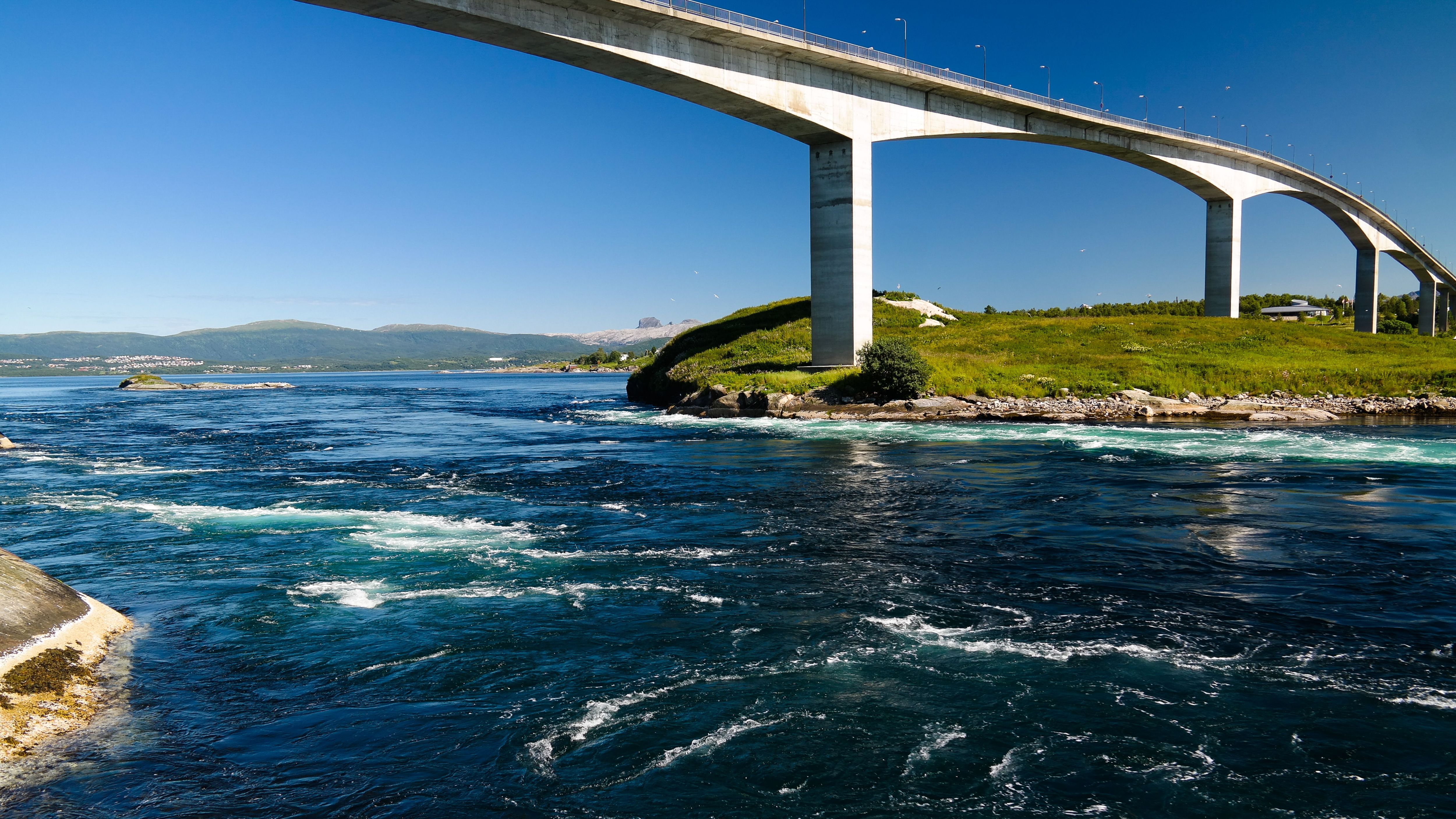 Der Gezeitenstrom läuft auch unter einer Brücke durch, die ein guter Aussichtspunkt für die Wasserwirbel ist. Sofern man sichere Entfernung wünscht.