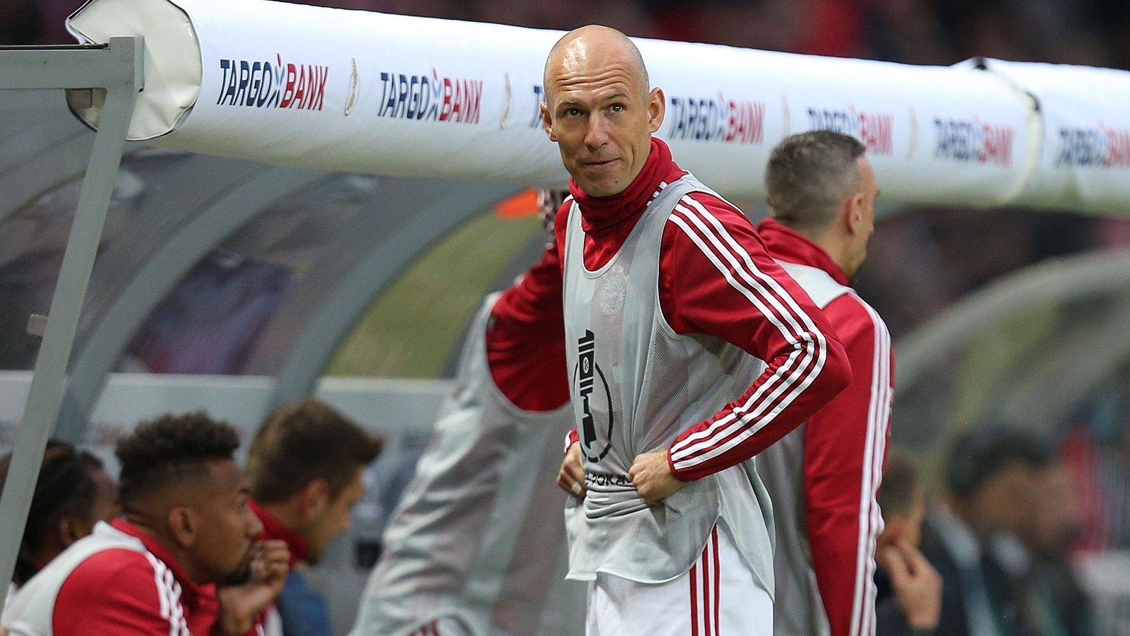 
                <strong>Arjen Robben (FC Bayern München)</strong><br>
                Kommt in der 73. Minute für Gnabry, absolviert seine letzten Minuten im Bayern-Trikot. Macht am Ende sogar fast sein Abschiedstor, schießt aber mit seinem schwächeren rechten Fuß über das Tor. ran-Note: 3
              