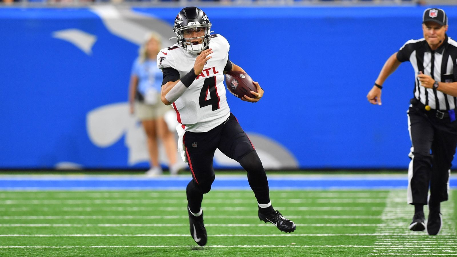 
                <strong>Desmond Ridder (Atlanta Falcons)</strong><br>
                Ridder wurde - ebenfalls in der dritten Runde - von den Atlanta Falcons gedraftet und hatte eine Top-Performance bei seinem Debüt. Zwar kamen gegen die Detroit Lions nur zehn von 22 Pässen beim Rookie für 103 Yards an, dafür warf er zwei Touchdowns und keine Interception. Zudem bewies auch der 22-Jährige seine Qualitäten im Laufspiel und war mit 59 Rushing Yards bester Rusher bei den Falcons.
              