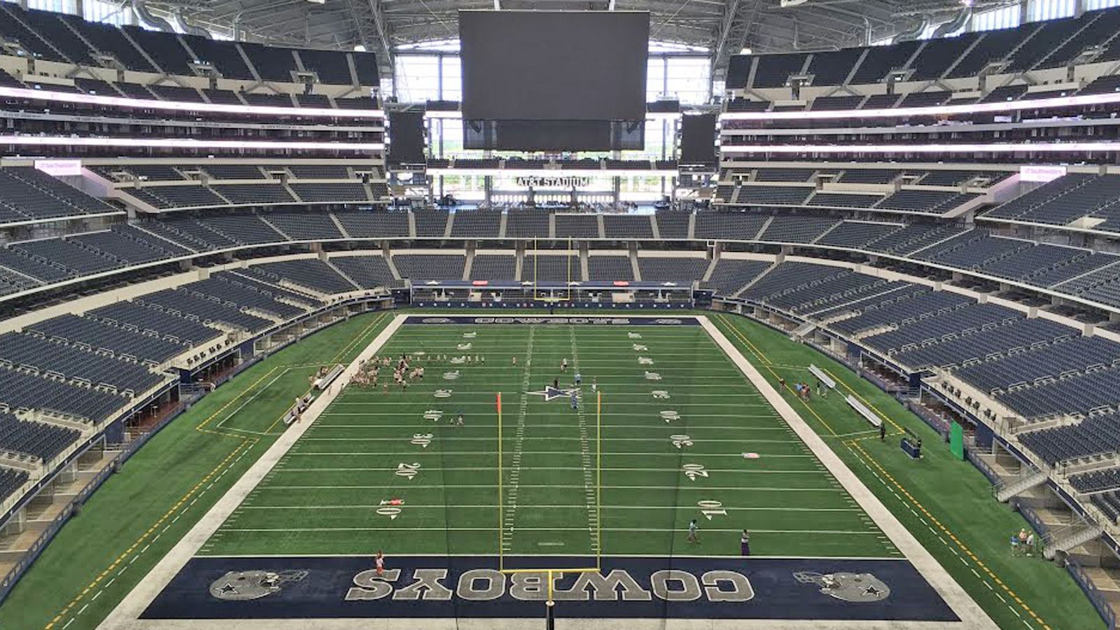 <strong>Dallas Cowboys: AT&amp;T Stadium</strong><br>
                • Kapazität: 80.000&nbsp;<br>• Eröffnung: Mai 2009&nbsp;<br>• Kosten: 1,3 Milliarden Dollar&nbsp;<br>• Eigentümer: Stadt Arlington