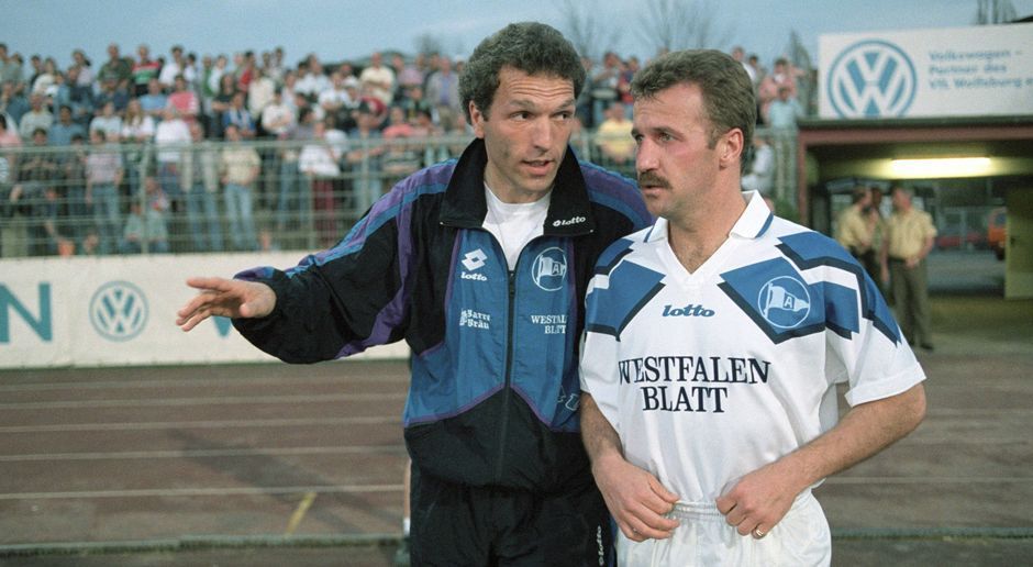 
                <strong>Arminia Bielefeld - 1995/96</strong><br>
                Welchen Rat Trainer Ernst Middendorp seinen Schützling Fritz Walter hier wohl mit auf den Weg gab? Er schien sich für die Bielefelder jedenfalls auszuzahlen. Die Arminia schaffte 1996, dem Jahr, in dem dieses Foto entstand, den Sprung in die Bundesliga - als Aufsteiger. Dort schafften die Arminen mit Europameister Stefan Kuntz und Giuseppe Reina frühzeitig den Klassenerhalt.
              