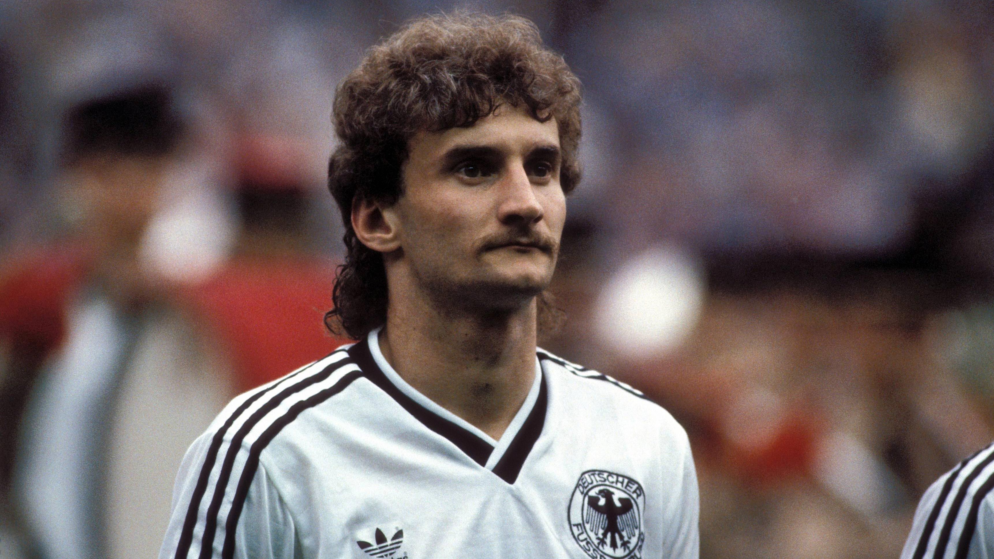 
                <strong>Rudi Völler</strong><br>
                Wäre diese Diashow ohne Rudi Völler überhaupt vollständig?
              