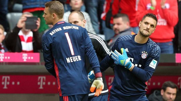 
                <strong>FC Bayern: Zu wenige Zu-Null-Spiele</strong><br>
                Der FC Bayern München kann schon nach 31 Spielen nicht mehr so viele Spiele ohne Gegentor erreichen (aktuell 16 - Manuel Neuer 14, Sven Ulreich 2) wie in der Vorsaison (21). Zumindest in puncto Gegentoren könnte der alte und neue Meister aber den Wert des Vorjahres erreichen. Bislang kassierten Neuer und Ulreich 17 Gegentreffer - genau so viele, wie in der Vorsaison nach 34 Spielen. Also dürfen die Münchner in den verbleibenden drei Spielen kein einziges Tor mehr hinnehmen, um den letztjährigen Wert erneut zu erreichen.
              
