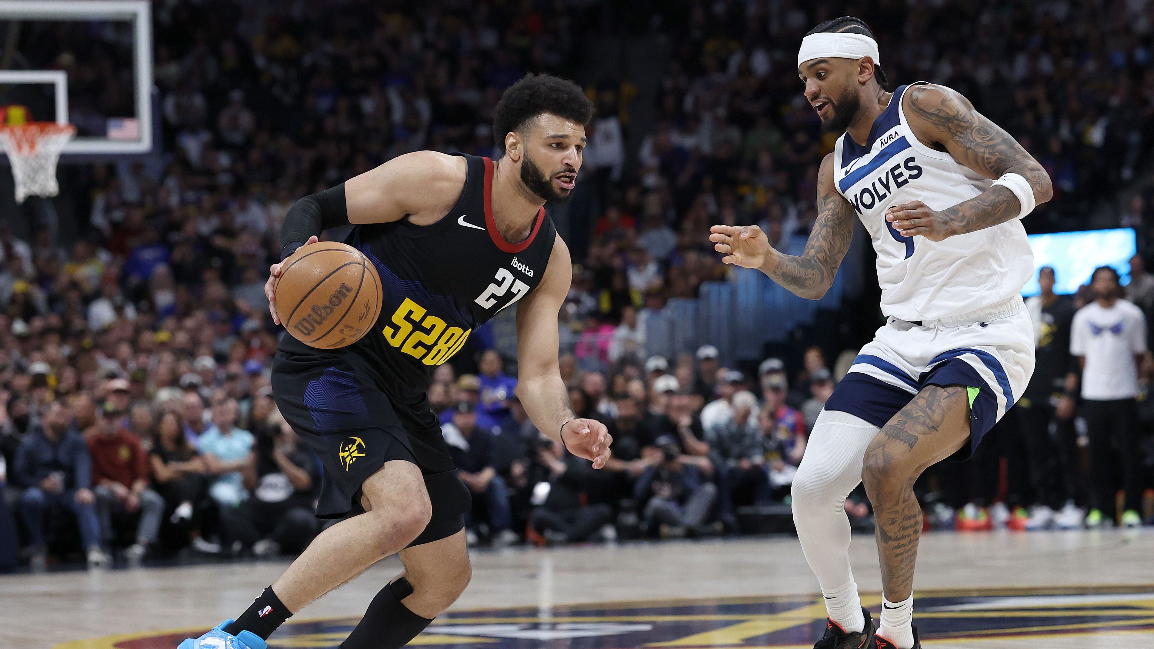 <strong>Jamal Murray (Denver Nuggets)</strong><br>Jamal Murray verlängert seinen Vertrag bei den Denver Nuggets um vier Jahre. Der Point Guard soll dafür maximal 208 Millionen Dollar kassieren, wie seine Agenten Jeff Schwartz und Mike George bei ESPN verrieten. Insgesamt garantiert der Deal Murray in den kommenden fünf Saisons 244 Millionen Dollar.