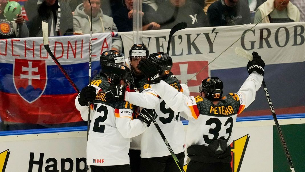 Die Mannschaft aus Deutschland feiert ihren Sieg in Tschechien bei der Eishockey-WM 2024.