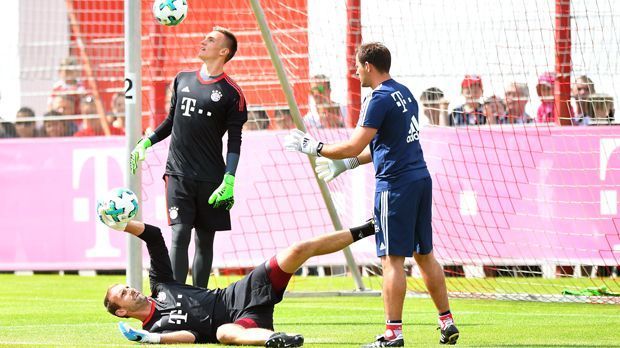 
                <strong>FC Bayern München</strong><br>
                Eigentlich beendete Tom Starke (u.) im Sommer 2017 seine Karriere. Doch weil diverse Bayern-Keeper wie Manuel Neuer, Sven Ulreich und Christian Früchtl noch ausfallen, half der eigentliche Fußball-Rentner zum Trainingsstart des FC Bayern noch einmal aus. Später wird er seine eigentliche Aufgabe als Nachwuchs-Torwarttrainer beim Rekordmeister wieder wahrnehmen.
              