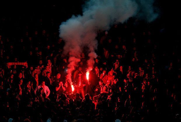 
                <strong>Gala-Fans sehen rot</strong><br>
                Schon vor der Partie kam es zu Ausschreitungen in der Dortmunder Innenstadt. Auch auf Polizisten feuerten die türkischen Fans ihre Bengalos ab. Das war leider erst der Anfang ...
              