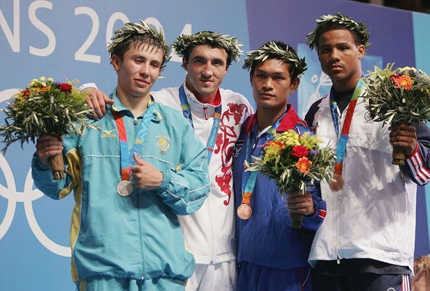 
                <strong>Das ist Gennady Golovkin</strong><br>
                Vor den Olympischen Spielen 2004 trennen sich die Wege der Golovkins. Max entscheidet sich, in Kasachstan zu bleiben und sich um die Familie zu kümmern. Gennady reist zum Wettkampf nach Athen und gewinnt die Silbermedaille.
              