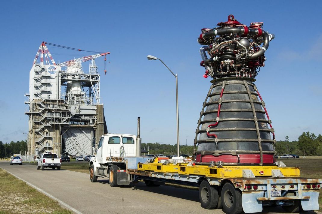 Dier NASA hat noch 16 unbenutzte Raketen-Triebwerke auf Lager, die ursprünglich für die Spaceshuttles gebaut worden waren. Nun werden sie die SLS antreiben.