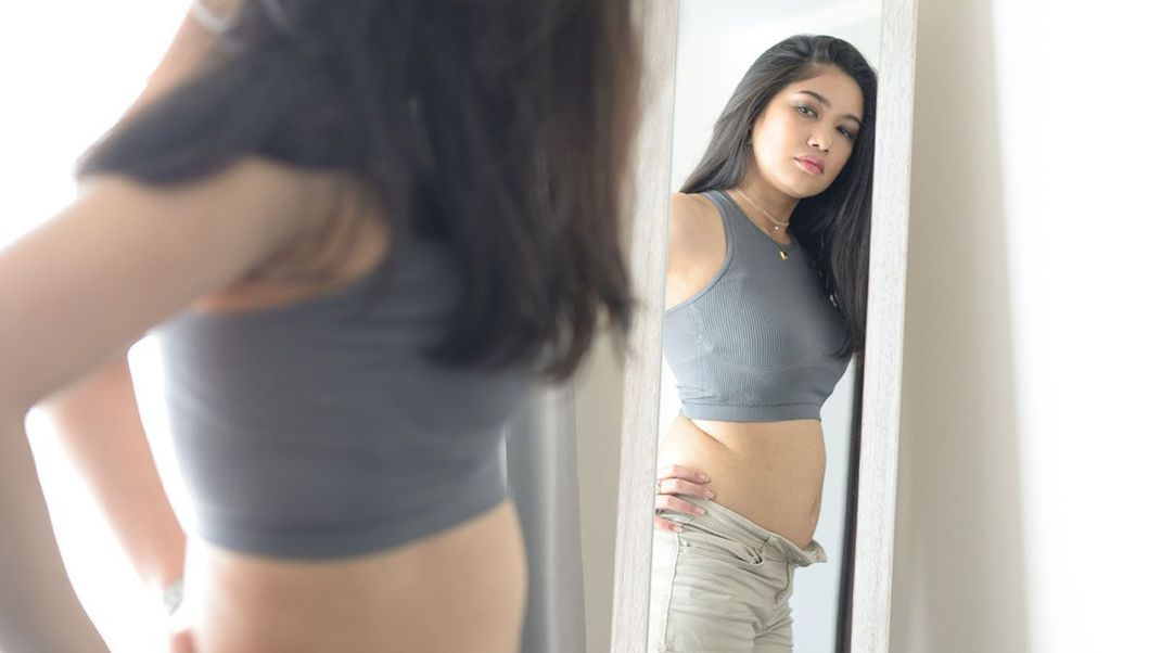 "Hässlichkeitswahn" oder auch "Entstellungsangst" -wir berichten über Body Dysmorphia: Wie die psychische Erkrankung bereits in jungen Jahren entstehen kann und welche Risikofaktoren dazuzählen.