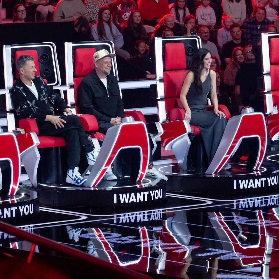 Die Coaches von "The Voice Kids" 2024 in ihren Stühlen: Alvaro Soler, Michi Beck, Smudo, Lena Meyer-Landrut und Wincent Weiss