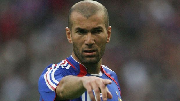 
                <strong>Mittelfeld: Zinedine Zidane</strong><br>
                Mittelfeld: Zinedine Zidane. Hier beginnt der offensive Teil von Negredos Traum-Elf. Der Franzose wird im Mittelfeld neben Redondo aufgestellt. "Zizou" beendet 2006 seine Karriere bei Real Madrid. Zu dem Zeitpunkt spielt Negredo noch für die zweite Mannschaft der "Königlichen".
              