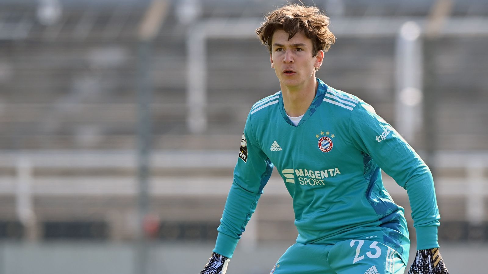 
                <strong>Lukas Schneller</strong><br>
                Ebenfalls bis 2024 ist Lukas Schneller an den FC Bayern gebunden. Der 21-Jährige dürfte aber aktuell keine große Rolle in den Planungen des Rekordmeisters spielen, denn er fällt schon längere Zeit verletzungsbedingt aus. Der gebürtige Münchner kam wegen einer Oberschenkelverletzung noch zu keinem Saison-Einsatz und laut Vereinsangaben erlitt Schneller zuletzt in der Reha auch einen Rückschlag. Er musste operiert werden und fällt nun auf unbestimmte Zeit aus. Vor seiner Verletzung kam Schneller für die FCB-Amateure sowohl in der 3. Liga als auch der Regionalliga Bayern zu einigen Einsätzen. 
              