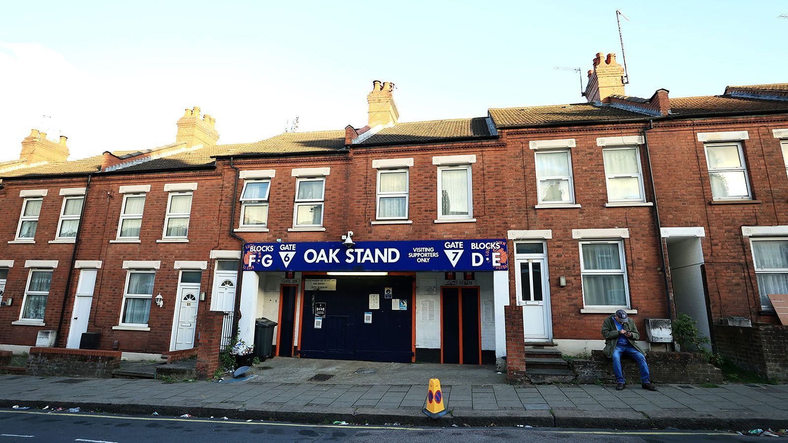 
                <strong>Kenilworth Road (Luton Town)</strong><br>
                Sieht nach einer beschaulichen, typisch englischen Reihenhaussiedlung aus. Doch die Fassade im englischen Städtchen Luton täuscht ...
              