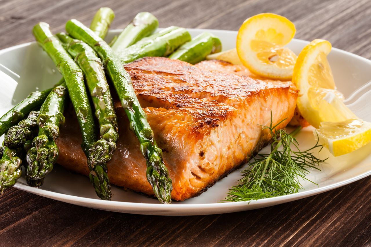 Eine gesunde und sehr leckere Kombination: Lachs und Spargel.