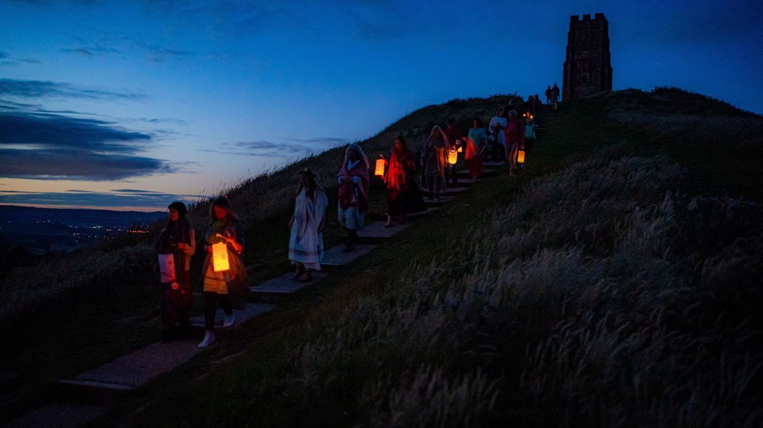 Der Hügel Glastonbury Tor mit seinem Turm gilt als mythischer Ort. In der Gegend soll sich eine Kirche befunden haben, in der der Heilige Gral aufbewahrt wurde. Außerdem liegt dort angeblich König Artus begraben.