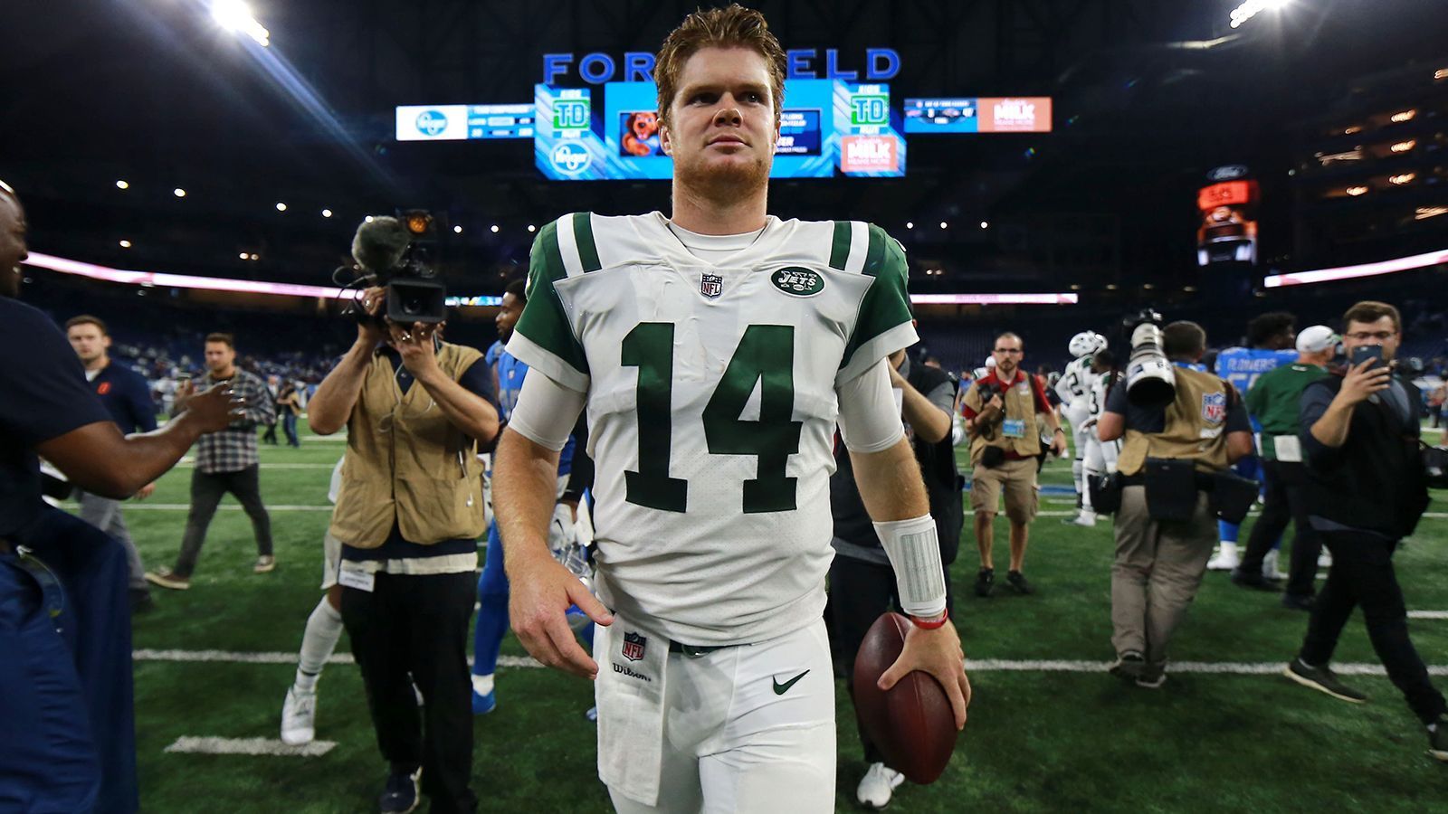 
                <strong>Sam Darnold, Quarterback, New York Jets</strong><br>
                In seiner noch jungen Karriere brachten gegnerische Defensiv-Spieler Sam Darnold bereits 63 Mal zu Boden. Mit Rookie Mekhi Becton und den Routiniers Greg van Roten und Conor McGovern soll die sonst so wacklige Offensive Line der Jets stabilisiert werden und mehr Zeit für Darnold schaffen. Hinzu kommt Zweitrunden-Pick Denzel Mims, der sich schnell als klarer Nummer-eins-Receiver etablieren kann.
              