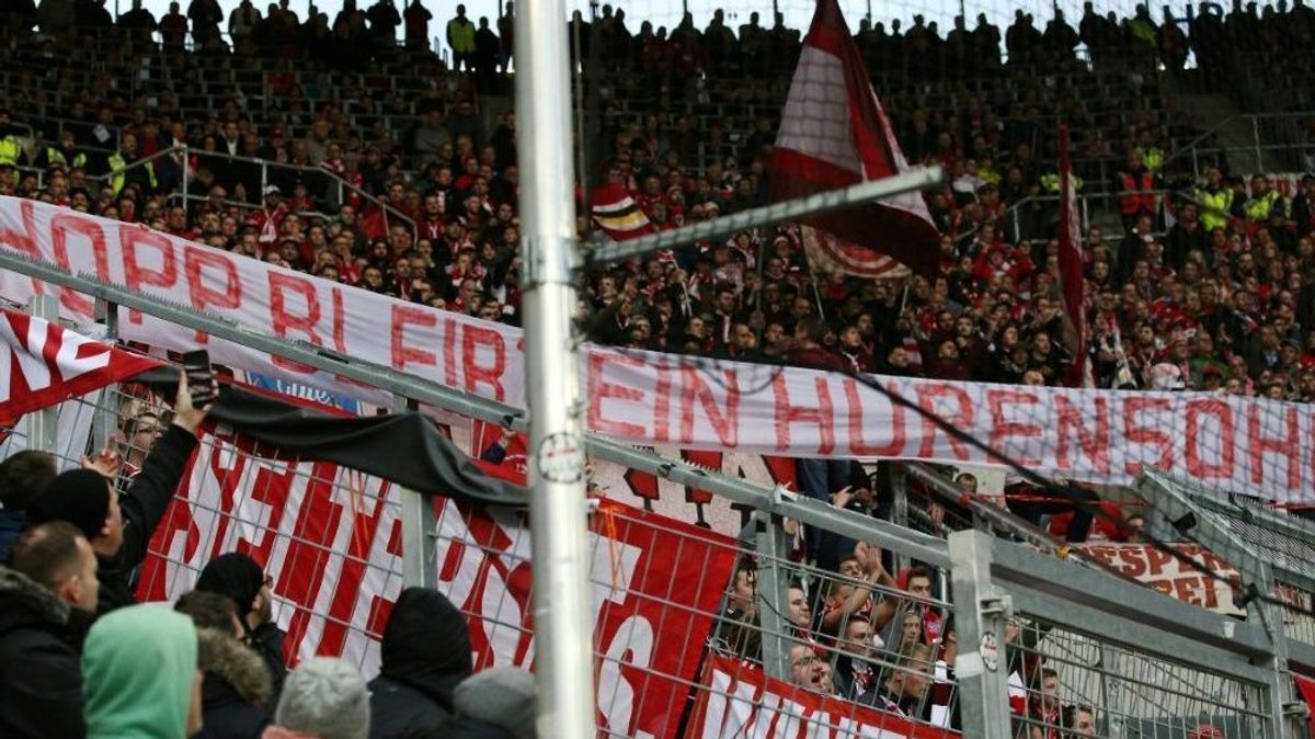 Bayern-Fans sorgen mit Plakat für Spielunterbrechung