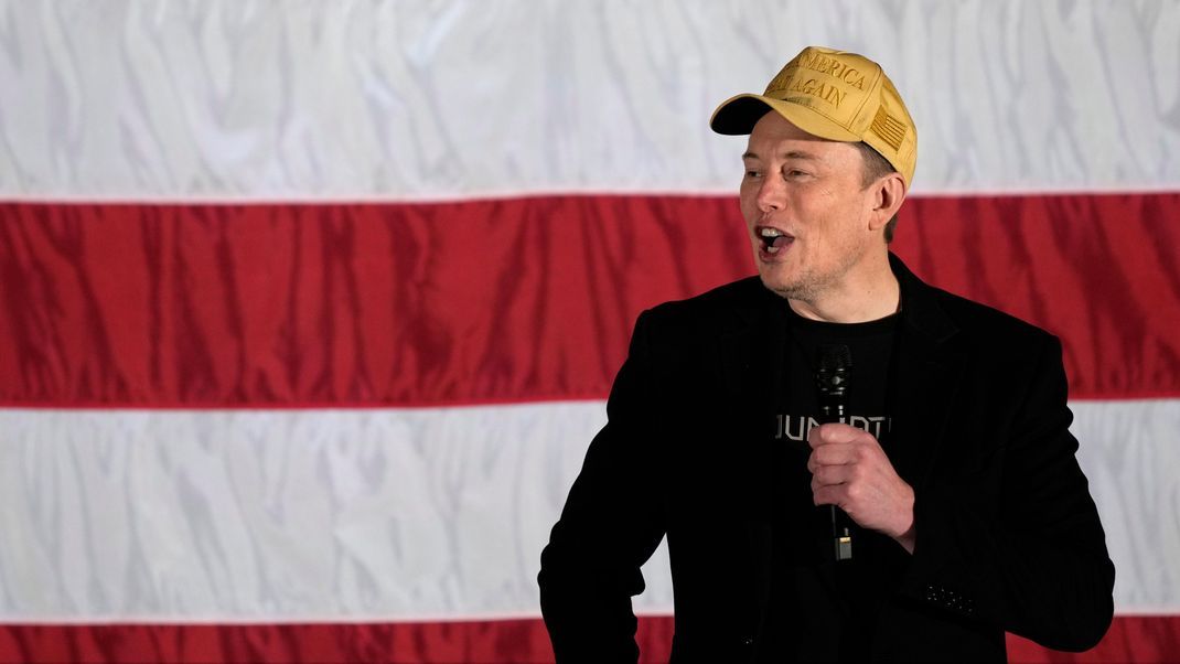 Elon Musk unterstützt mit kontroversen Aktionen den Wahlkampf von Donald Trump.