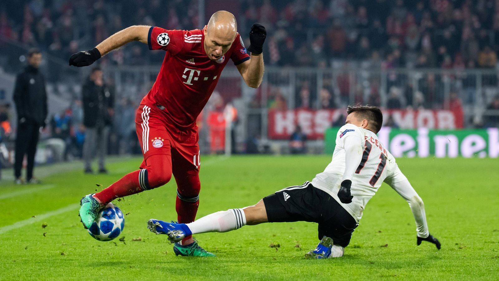 <strong>Das unverkennbare Robben-Dribbling</strong><br>Insbesondere ein Bewegungsablauf zog sich wie ein roter Faden durch Robbens Karriere: Er bekam den Ball auf der rechten Außenbahn, ging am Gegenspieler vorbei und lief parallel zum Sechzehner Richtung Tor, um dann mit links zumeist ins lange Ecke abzuziehen. Immer wieder die gleiche Aktion, doch kaum ein Verteidiger der Welt vermochte sie zu unterbinden.&nbsp;
